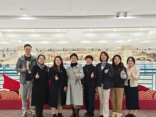 图1   参观党建展厅_副本.jpg