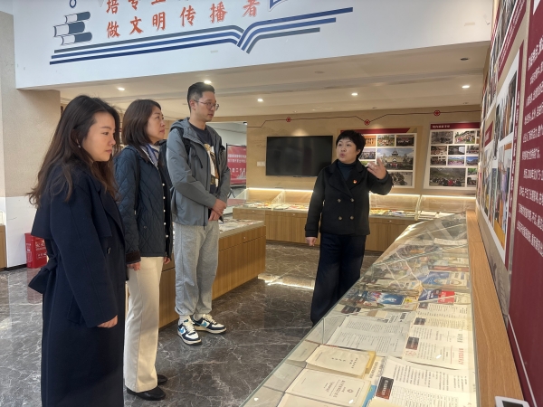 图2   参观旅游陈列馆_副本.jpg